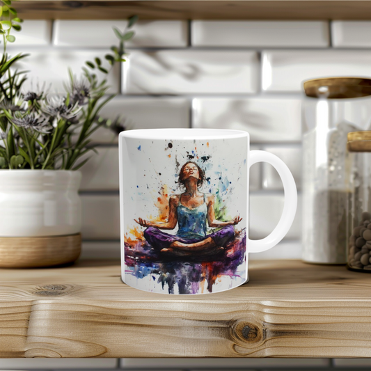 Tasse mit bunter meditativer Frau im Aquarellstil – Symbol für Achtsamkeit & Kraft