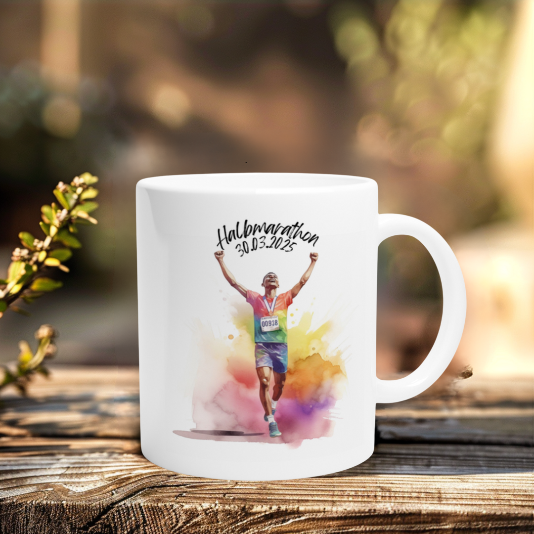 Halbmarathon-Finisher-Tasse mit jubelndem Läufer und Datum 30.03.2025