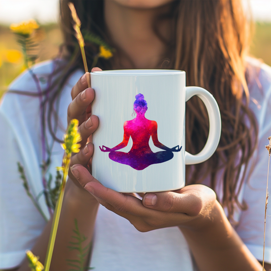 Tasse mit meditierender Frau im Pink-Lila-Galaxie-Stil – Symbol für Achtsamkeit & Weite
