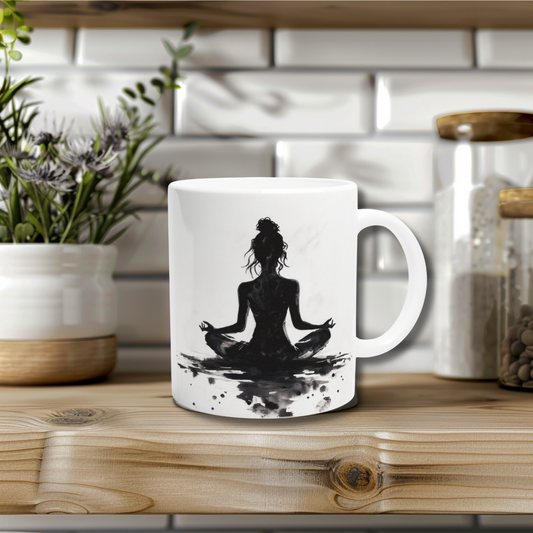 Keramiktasse mit meditativer Silhouette in Schwarz-Weiß – Symbol für Ruhe & Achtsamkeit