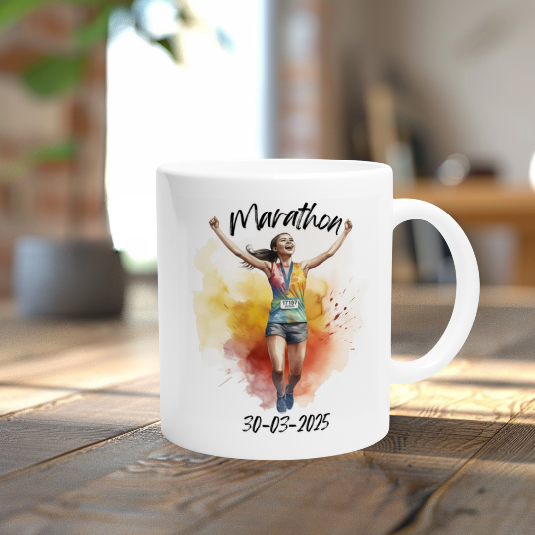 Frau läuft über Ziellinie – Motiv auf Keramiktasse mit Aquarellfarben