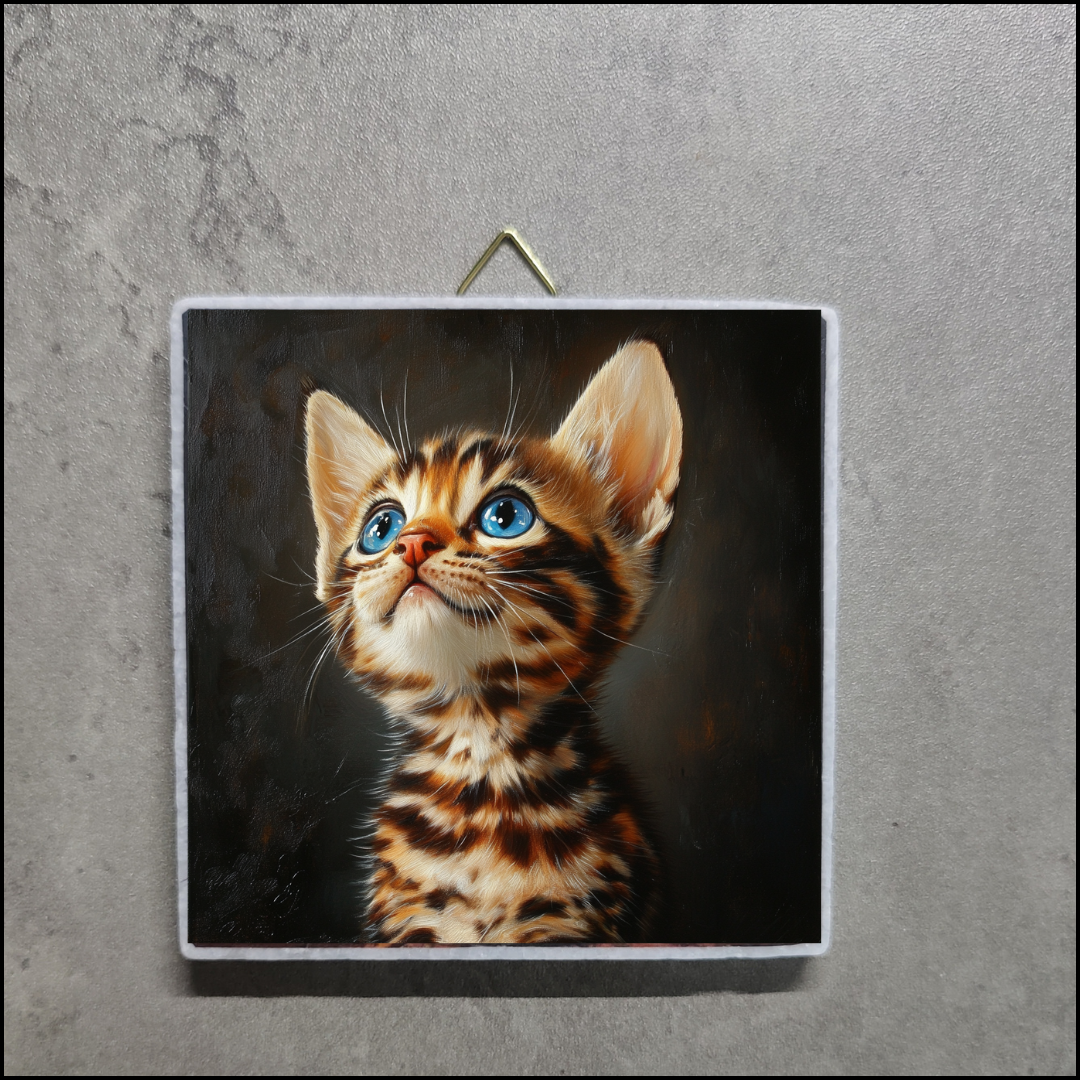 Handgefertigte Marmorfliese mit Bengal-Kätzchen – 10x10x1 cm Natursteinfliese mit blauen Augen & Bruchkante, kunstvoll & versichert geliefert