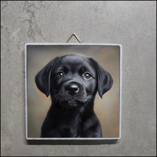 Handgefertigte Marmorfliese mit schwarzem Labrador Welpen – 10x10x1 cm Natursteinfliese mit Bruchkante, Unikat mit versichertem Versand