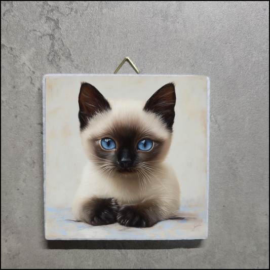 Handgefertigte Marmorfliese mit liegender Siamkatze und blauen Augen – 10x10x1 cm Natursteinfliese mit Bruchkante, versicherter Versand