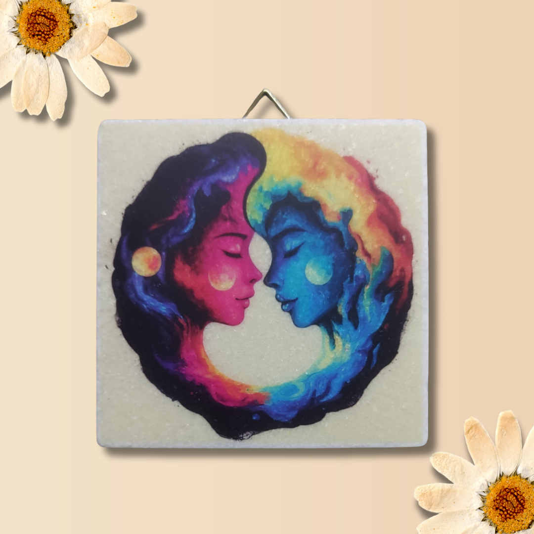 Zwei Frauen im Yin-Yang Kreis auf Marmorfliese