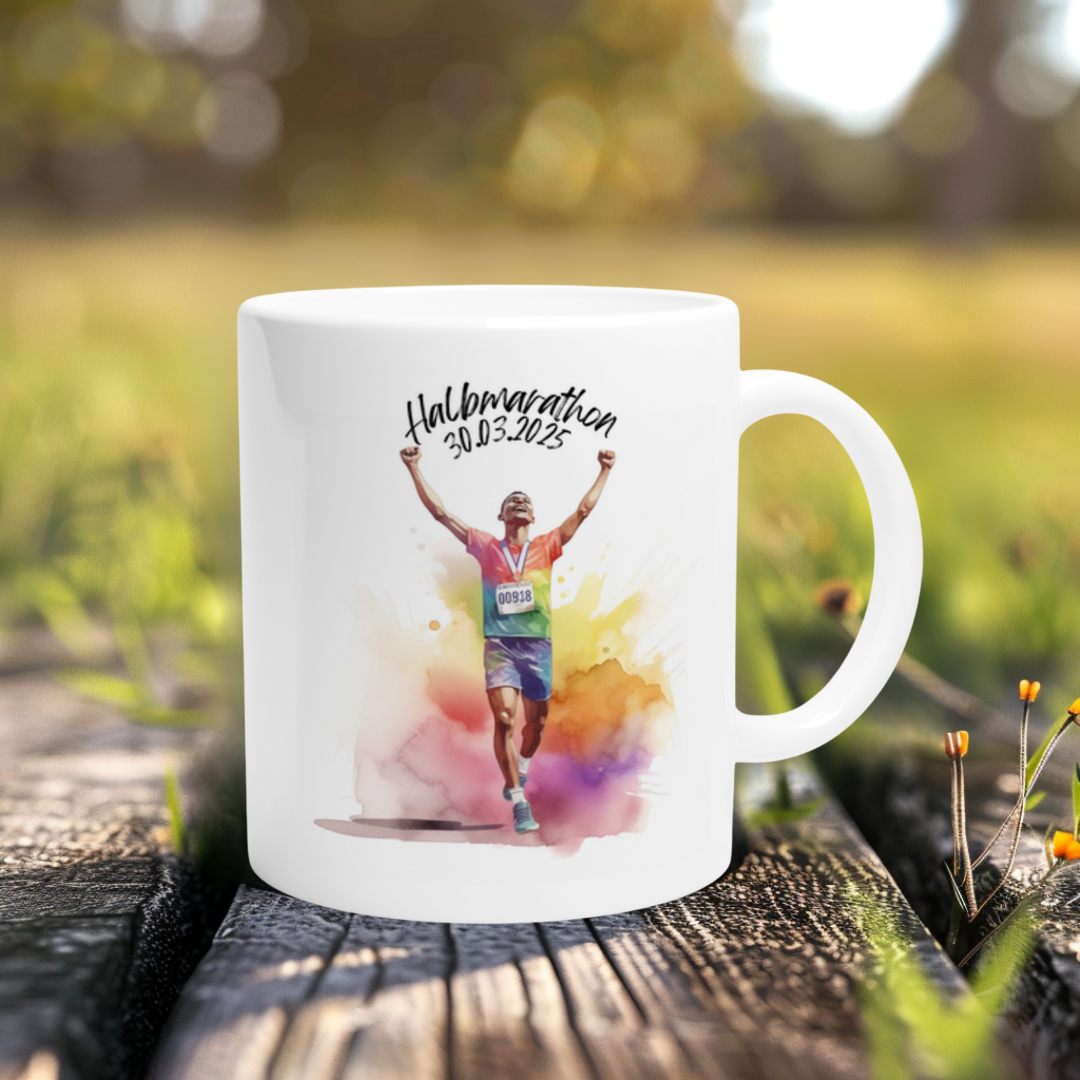 Männlicher Finisher läuft über Ziellinie – Motiv auf weißer Keramiktasse