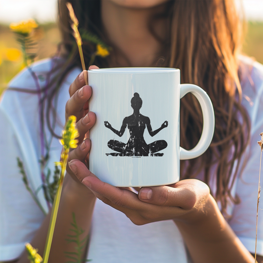 Weiße Tasse mit schwarzer Silhouette in Meditationshaltung – Ausdruck von Achtsamkeit & Balance