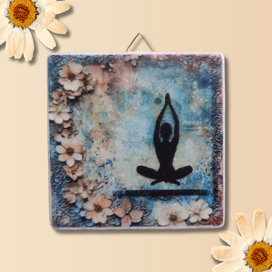 Yoga-Silhouette auf Vintage-Marmorfliese mit Blumen